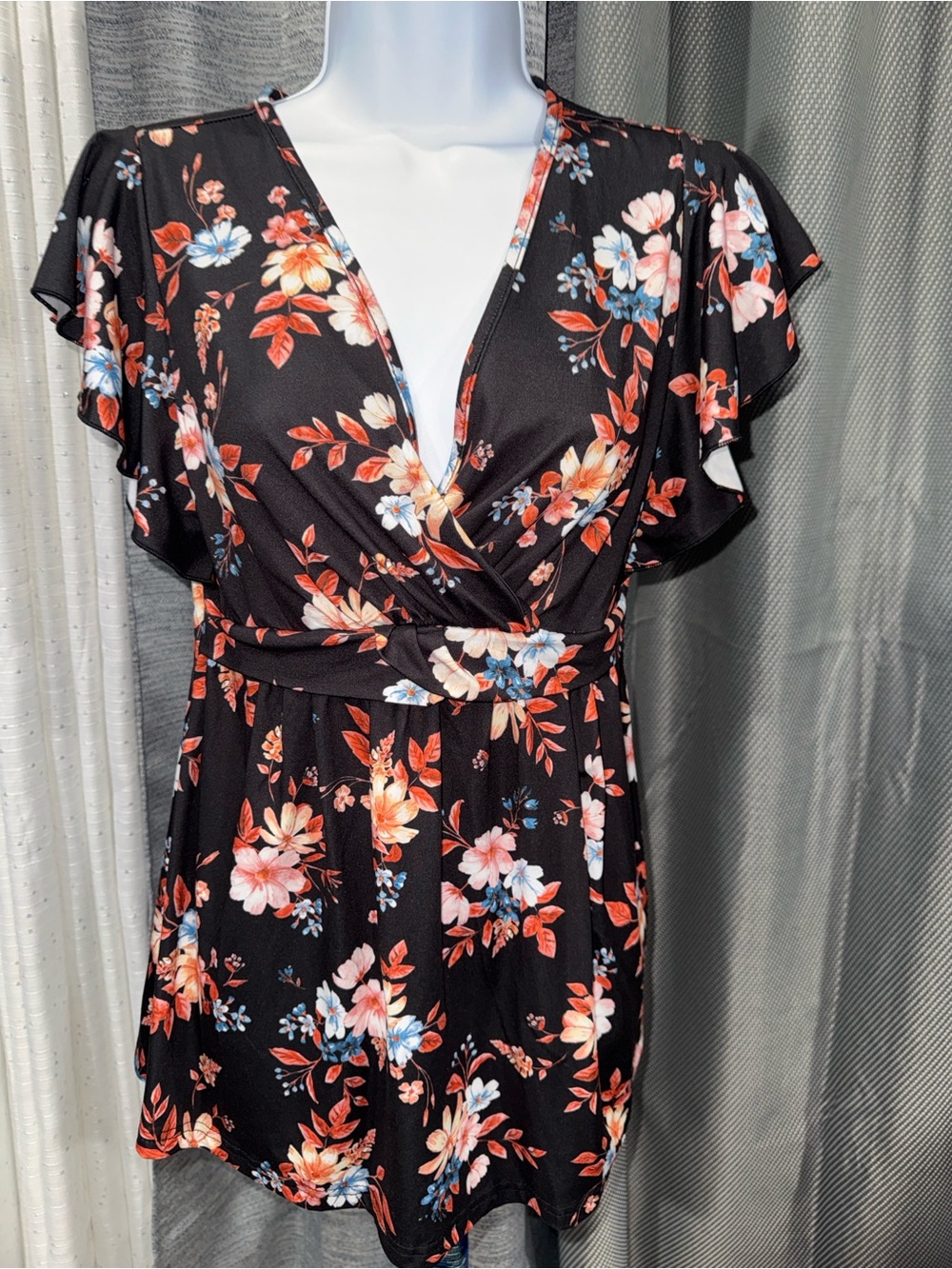 Ekouaer- Black Floral Surplice Peplum Top
Size Small - Picture 2 of 13